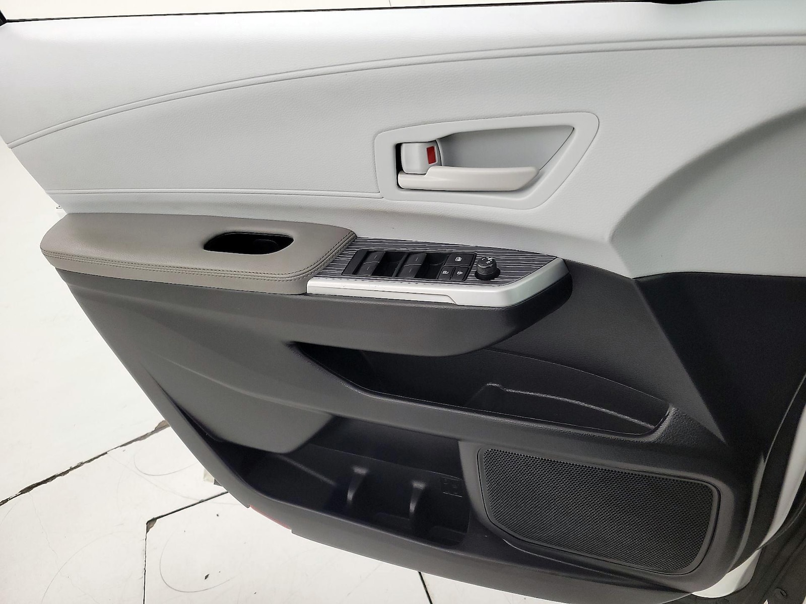 2025 Toyota Sienna LE - Photo 13