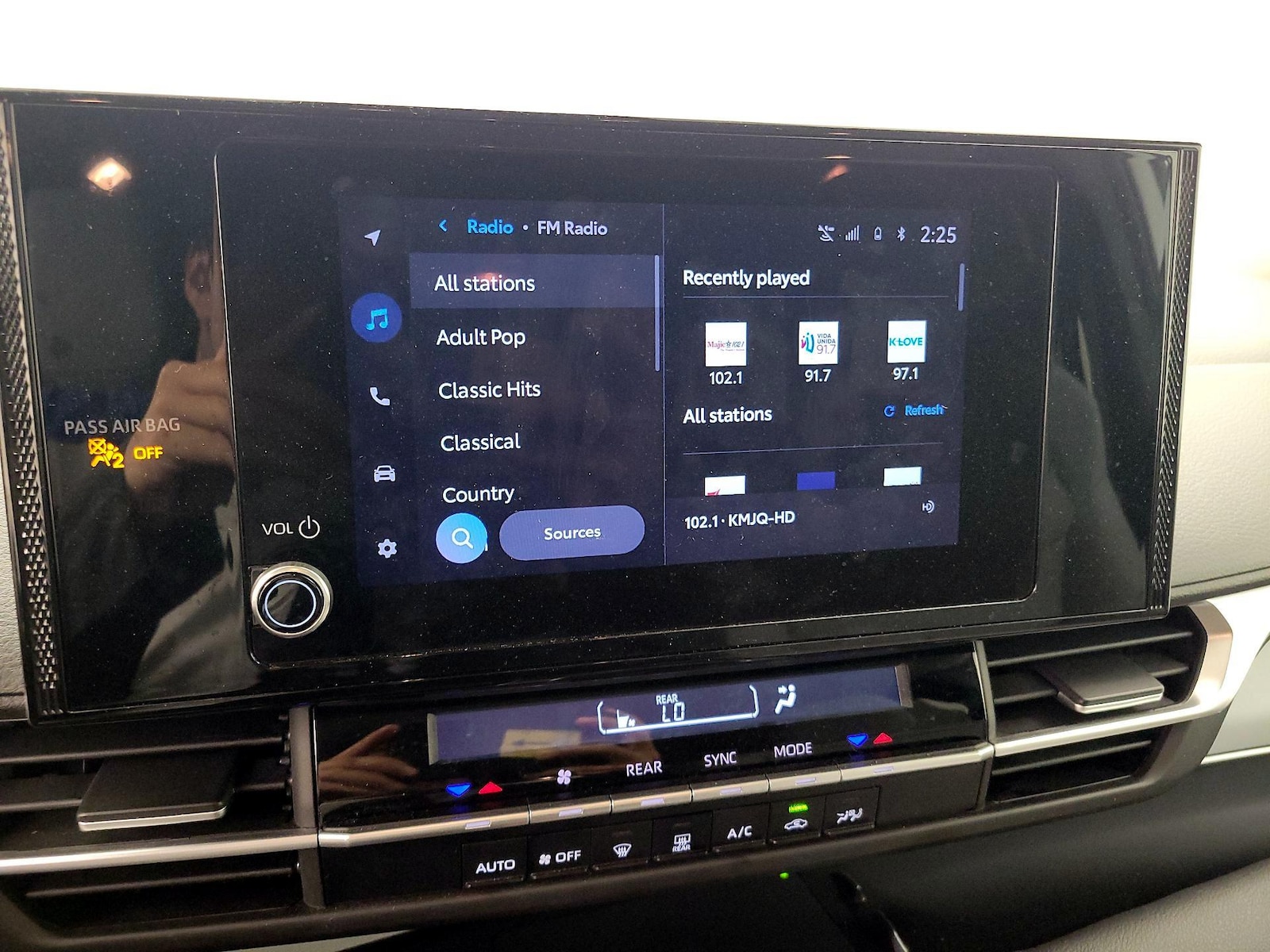 2025 Toyota Sienna LE - Photo 16