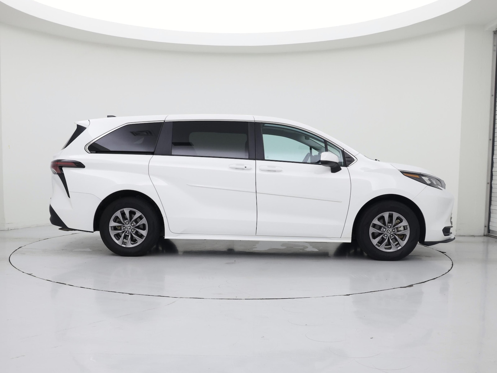 2025 Toyota Sienna LE - Photo 8