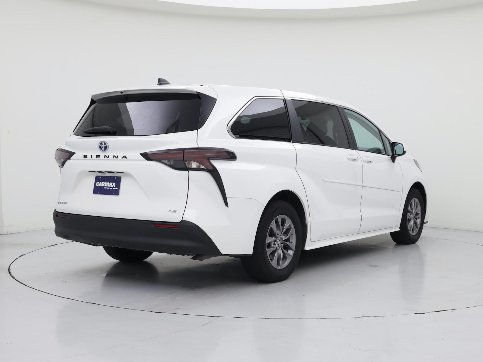 2025 Toyota Sienna LE - Photo 9