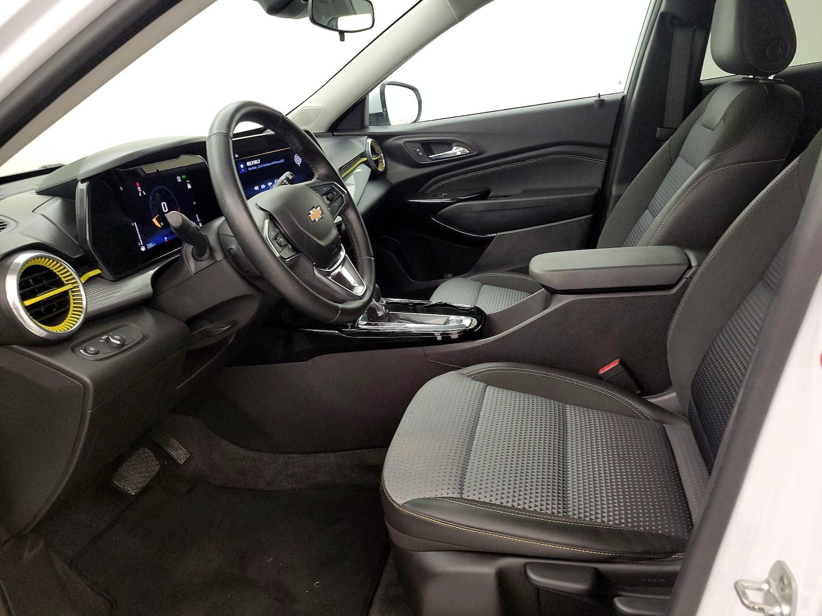 2025 Chevrolet Trax LT - Photo 12