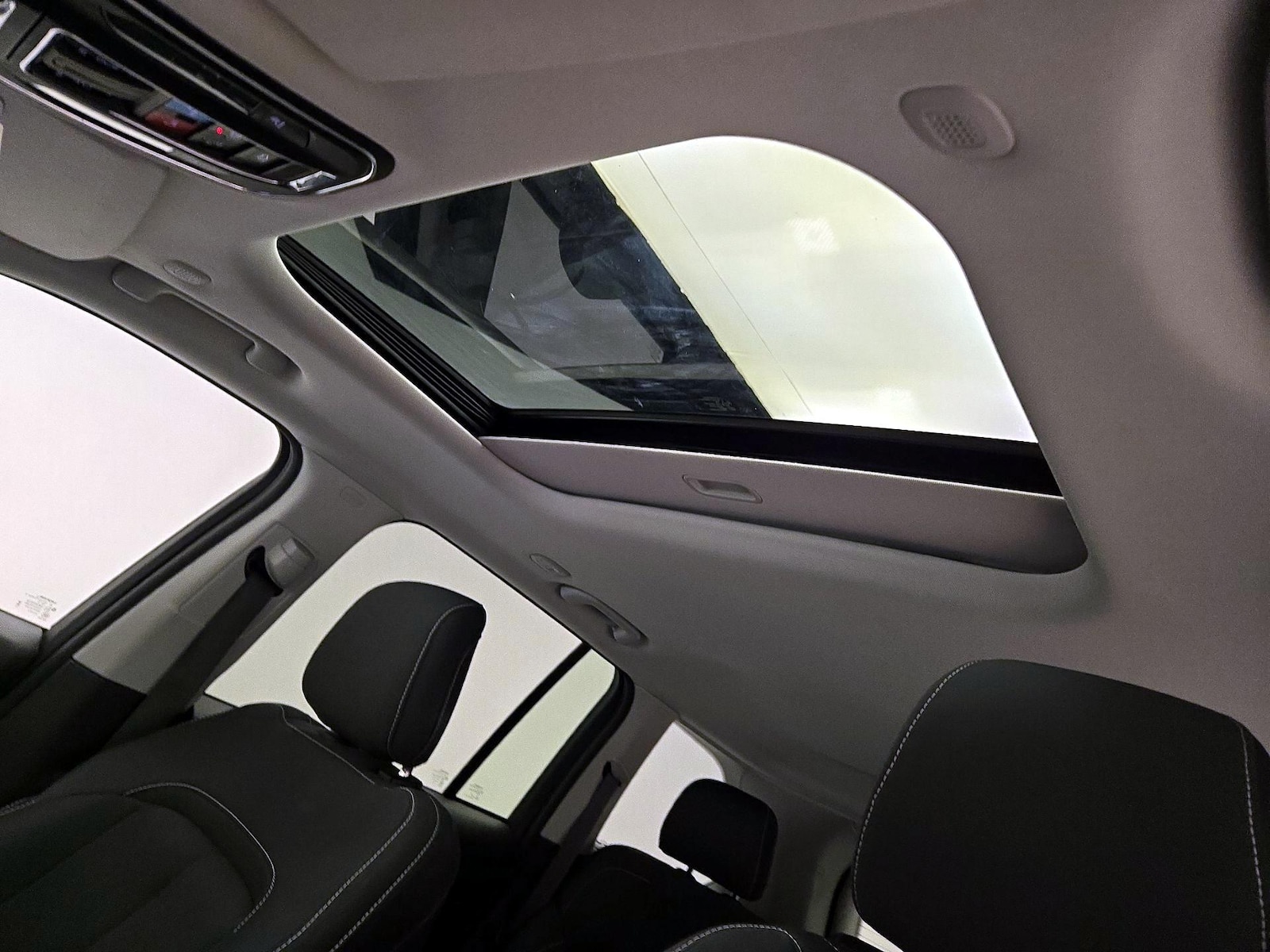 Sunroof(s) & Overhead Airbags