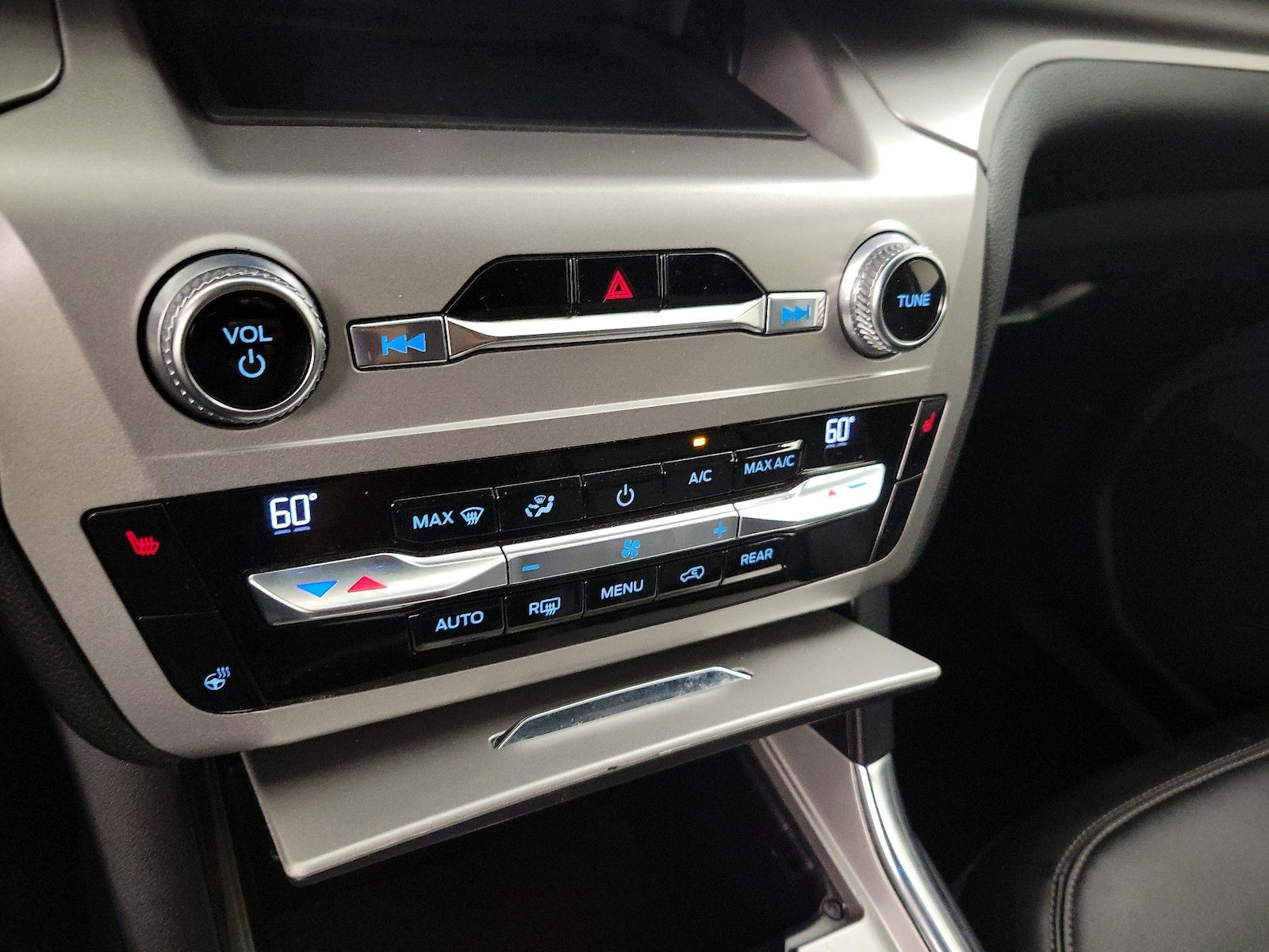 2021 Ford Explorer XLT - Photo 17