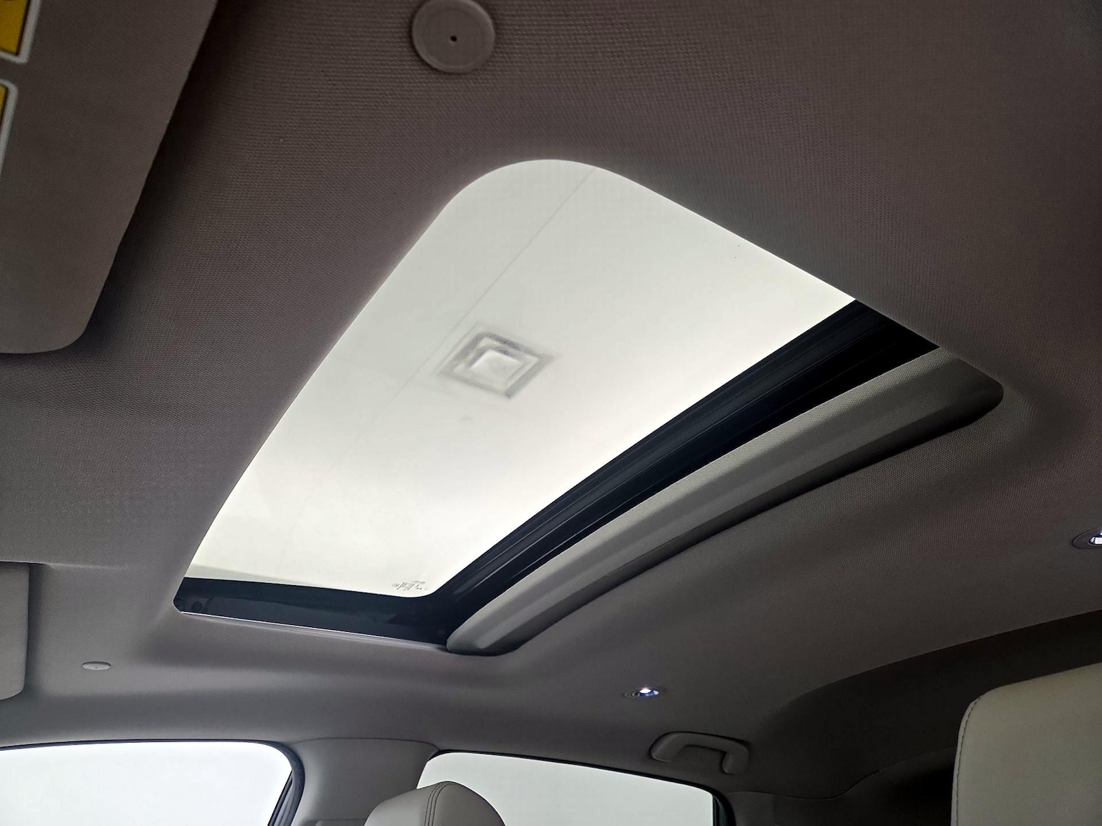 Sunroof(s) & Overhead Airbags