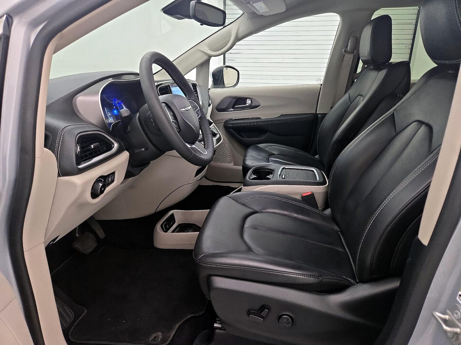 2023 Chrysler Pacifica Hybrid Touring L - Photo 12
