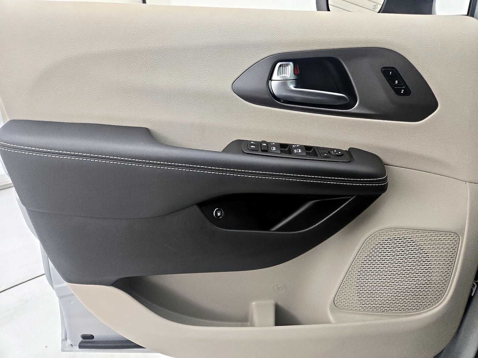 2023 Chrysler Pacifica Hybrid Touring L - Photo 13