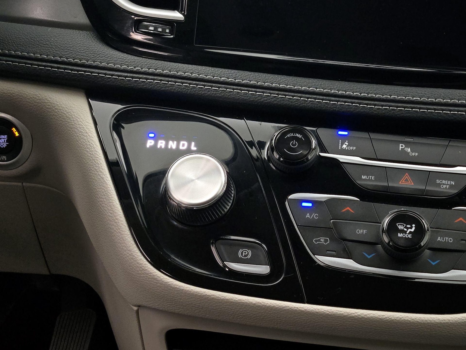 2023 Chrysler Pacifica Hybrid Touring L - Photo 18