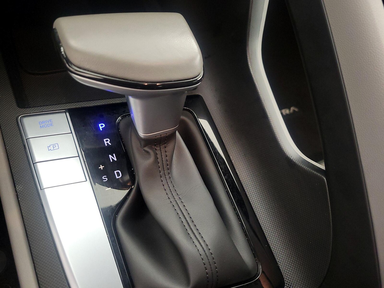 2025 Hyundai Elantra SEL - Photo 18