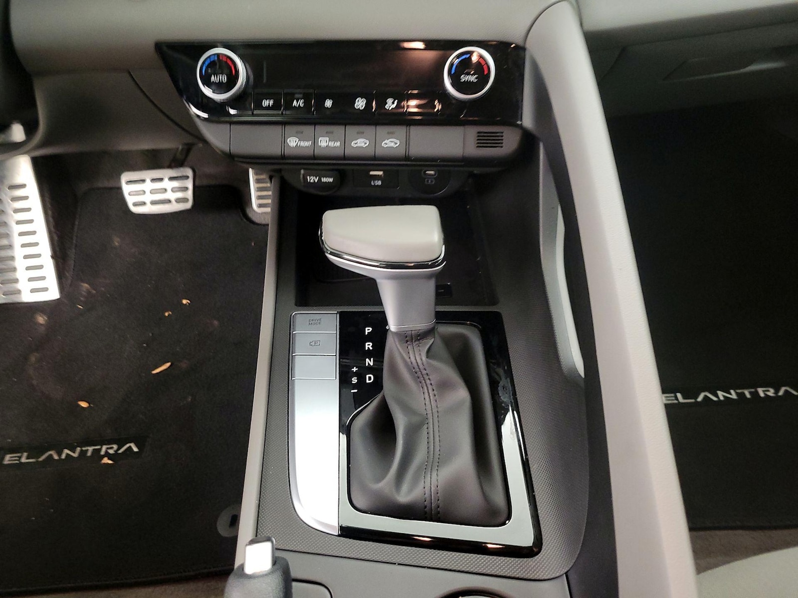 2025 Hyundai Elantra SEL - Photo 16