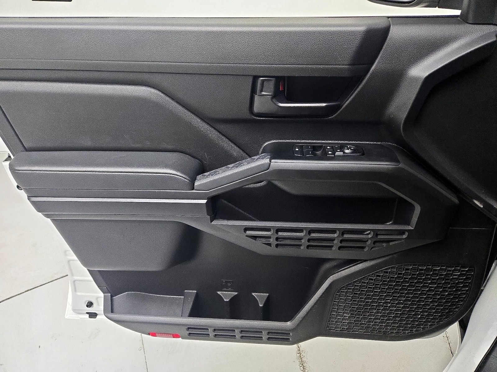 2025 Toyota Tacoma SR - Photo 13