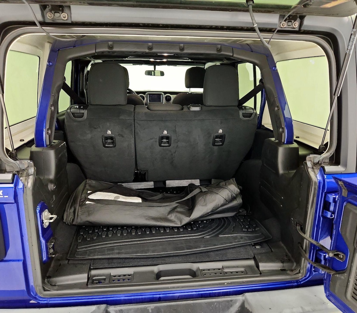 Trunk/Cargo (Seats Up)