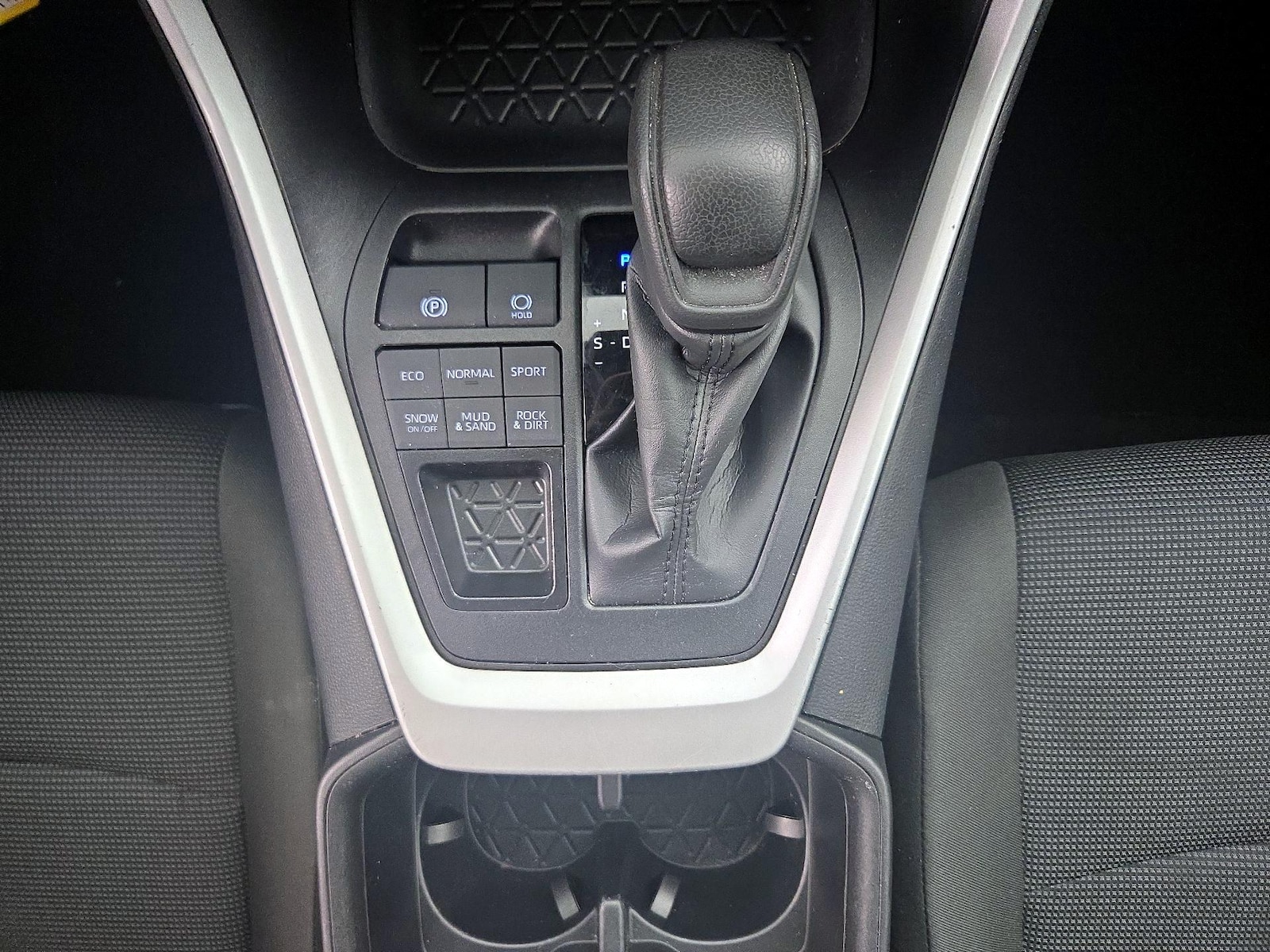 2025 Toyota RAV4 LE - Photo 18