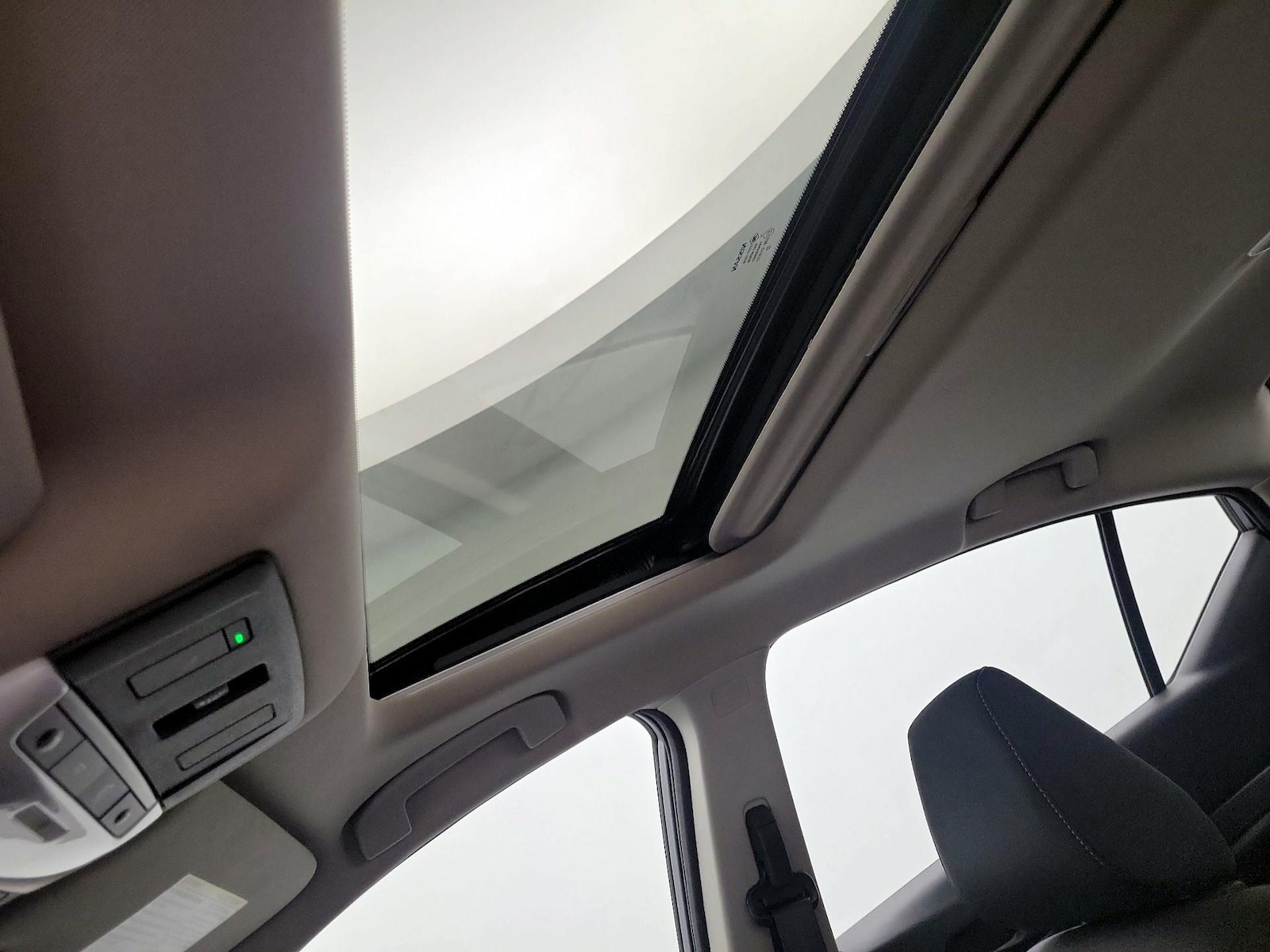 Sunroof(s) & Overhead Airbags