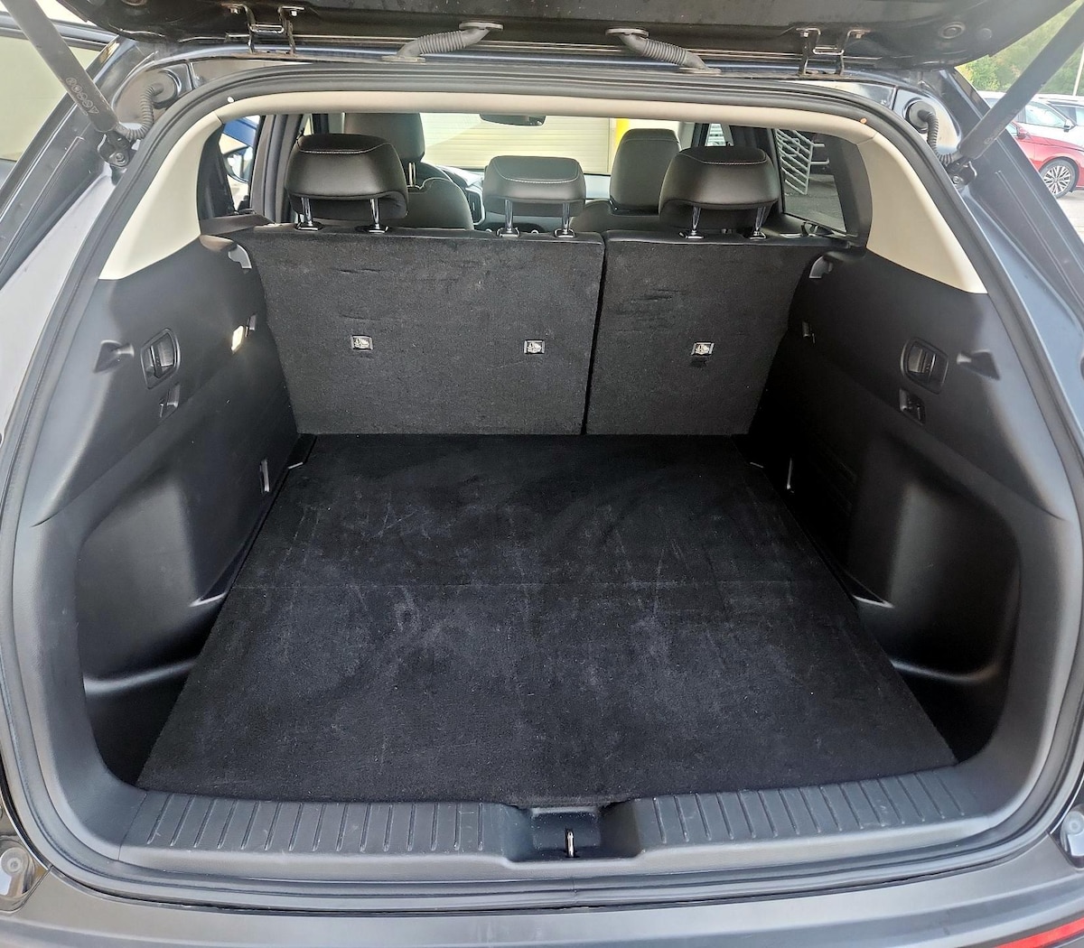 Trunk/Cargo (Seats Up)