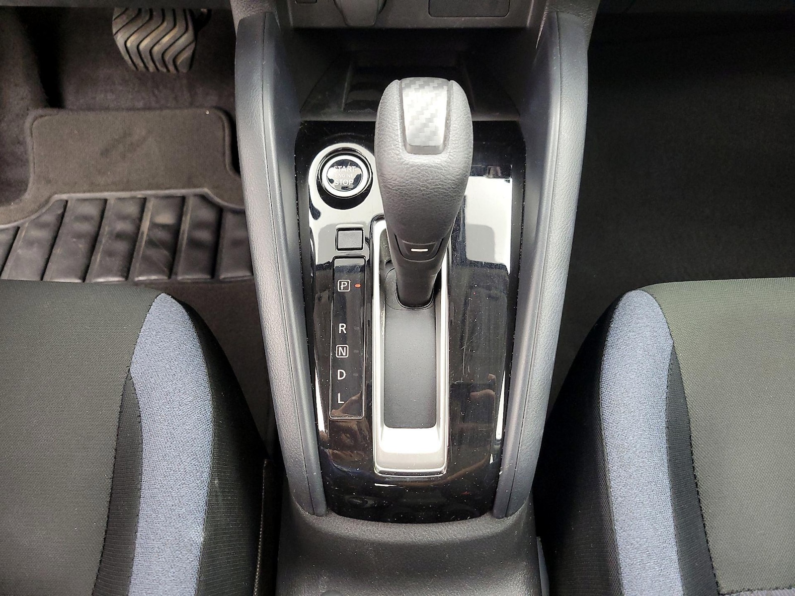 2025 Nissan Versa Sedan SV - Photo 17