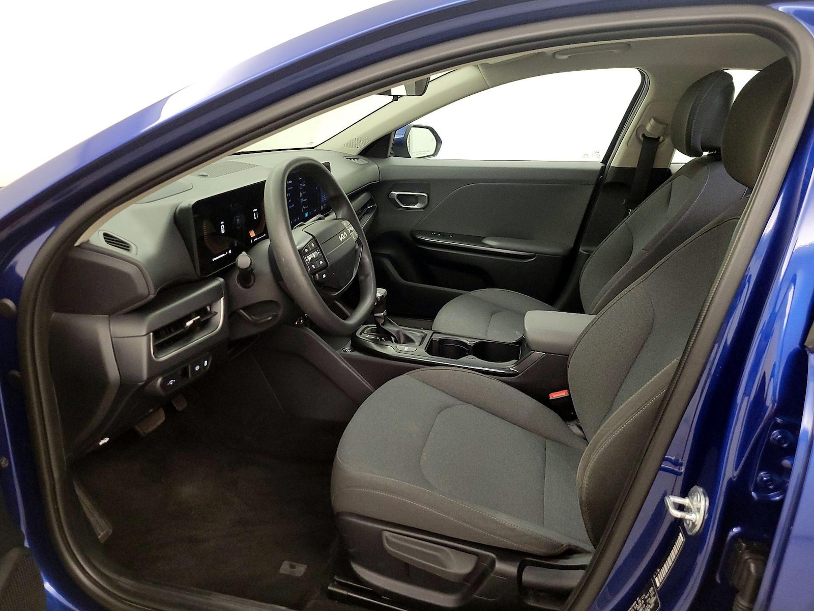 2025 Kia K4 LXS - Photo 12