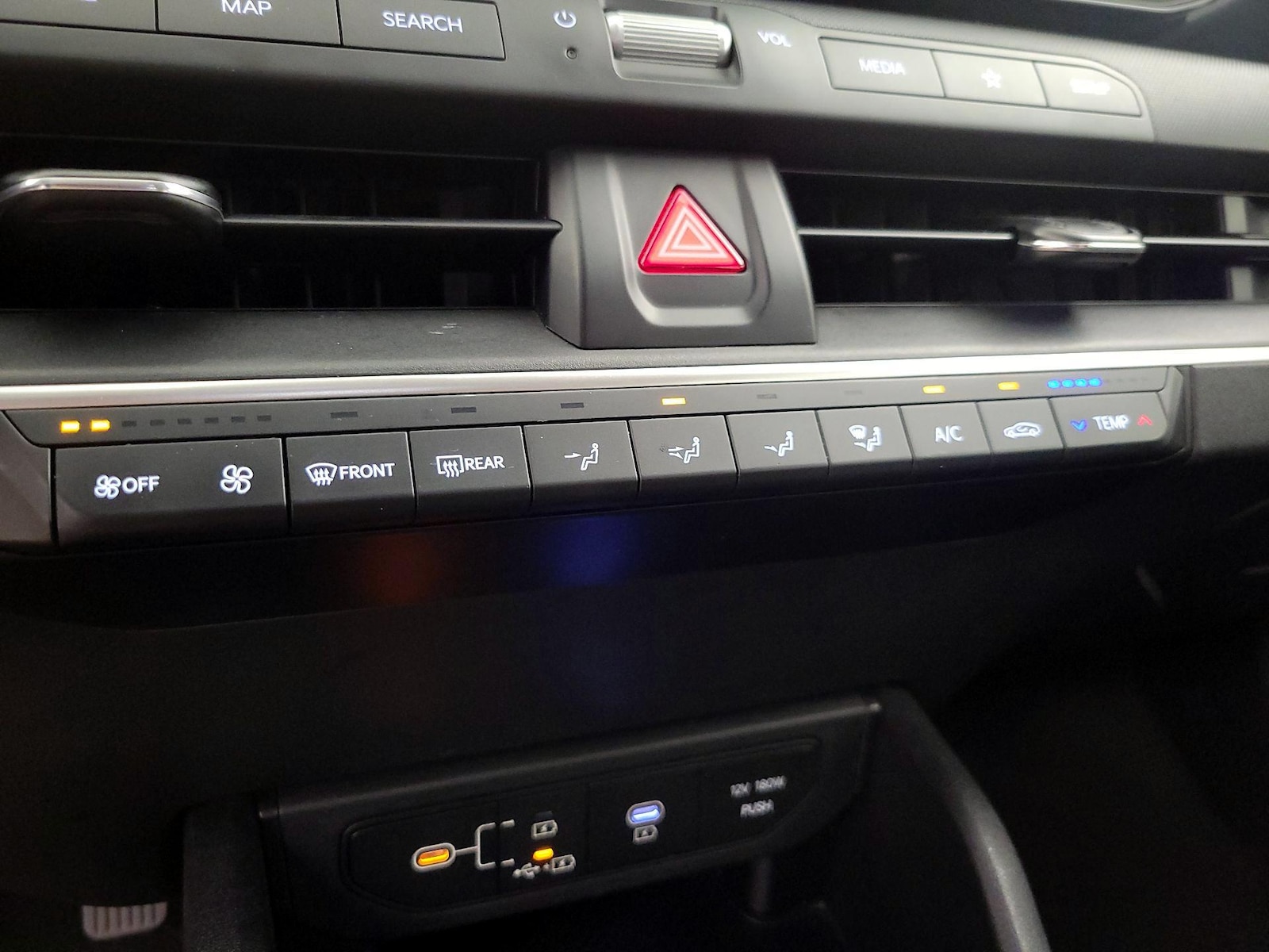 2025 Kia K4 LXS - Photo 17