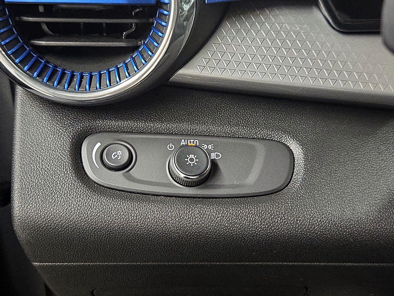 2025 Chevrolet Trax LT - Photo 14