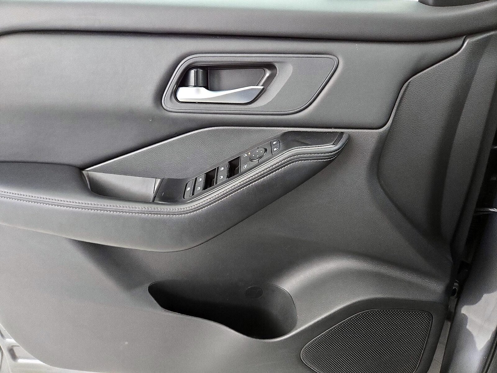 2025 Nissan Rogue SV - Photo 13