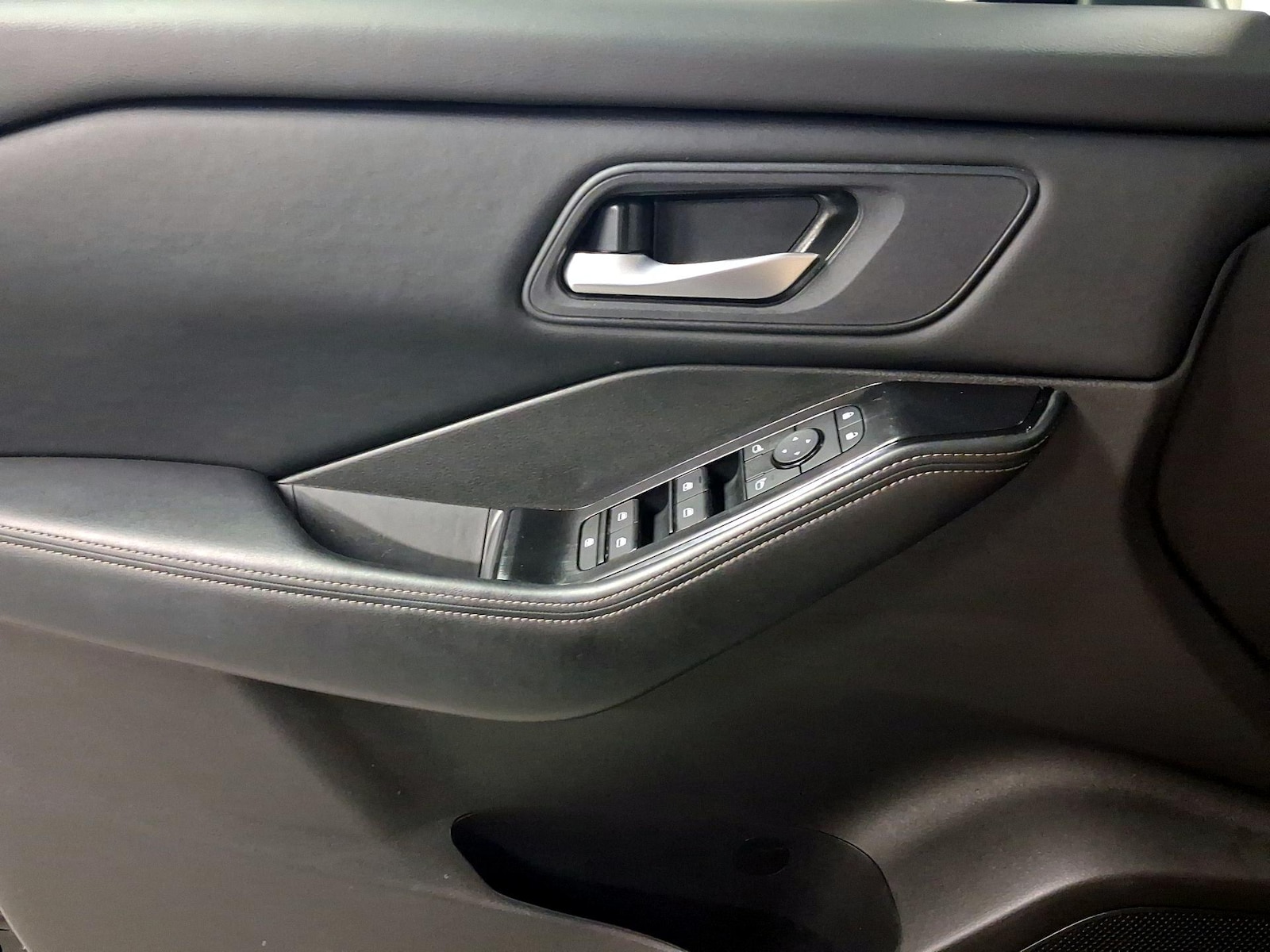 2025 Nissan Rogue SV - Photo 13