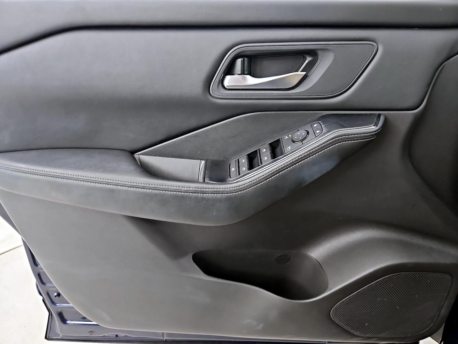 2025 Nissan Rogue SV - Photo 13