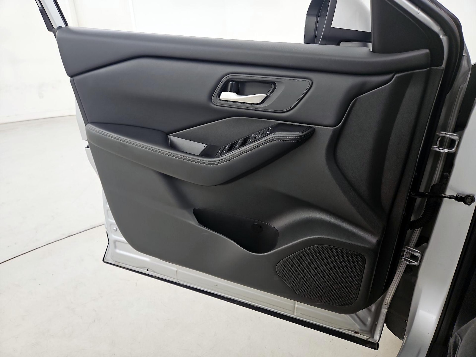 2025 Nissan Rogue SV - Photo 13