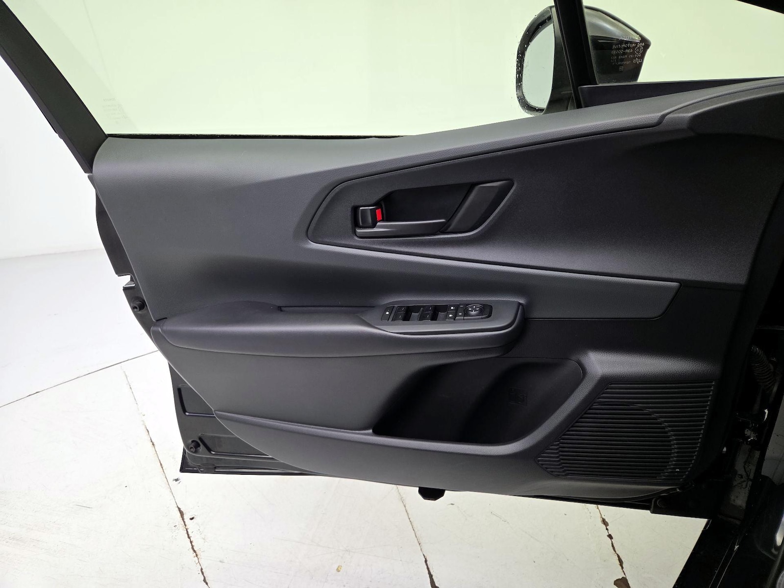2023 Toyota Prius LE - Photo 13