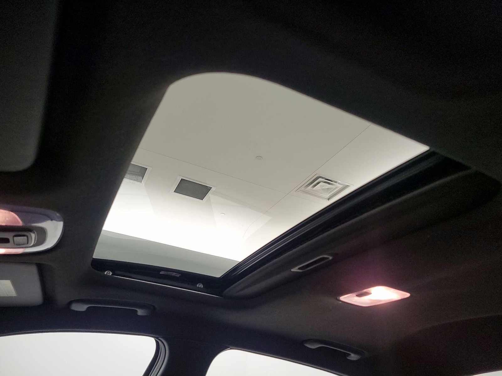 Sunroof(s) & Overhead Airbags