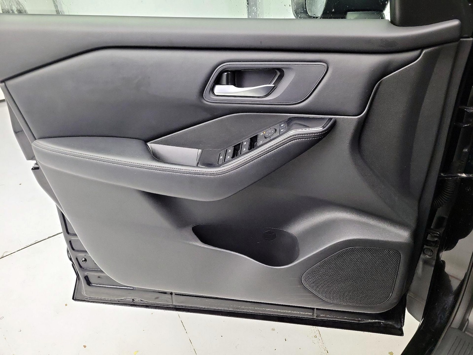2025 Nissan Rogue SV - Photo 13