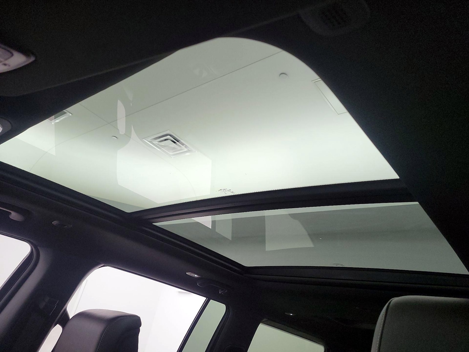 Panoramic Sunroof & Skylight(s)