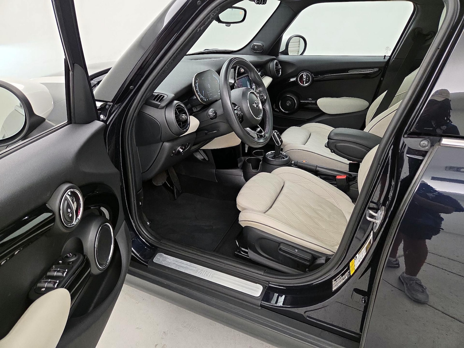 Side Airbags & Leatherette Seats