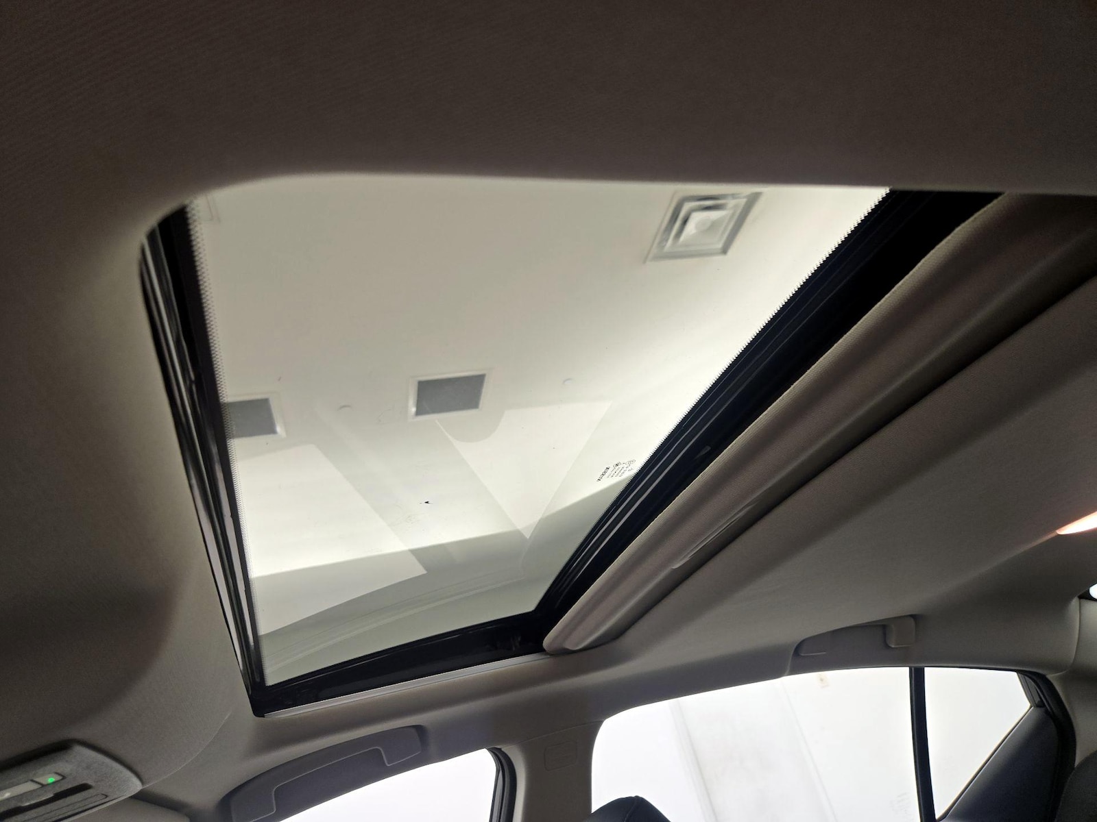 Sunroof(s) & Overhead Airbags