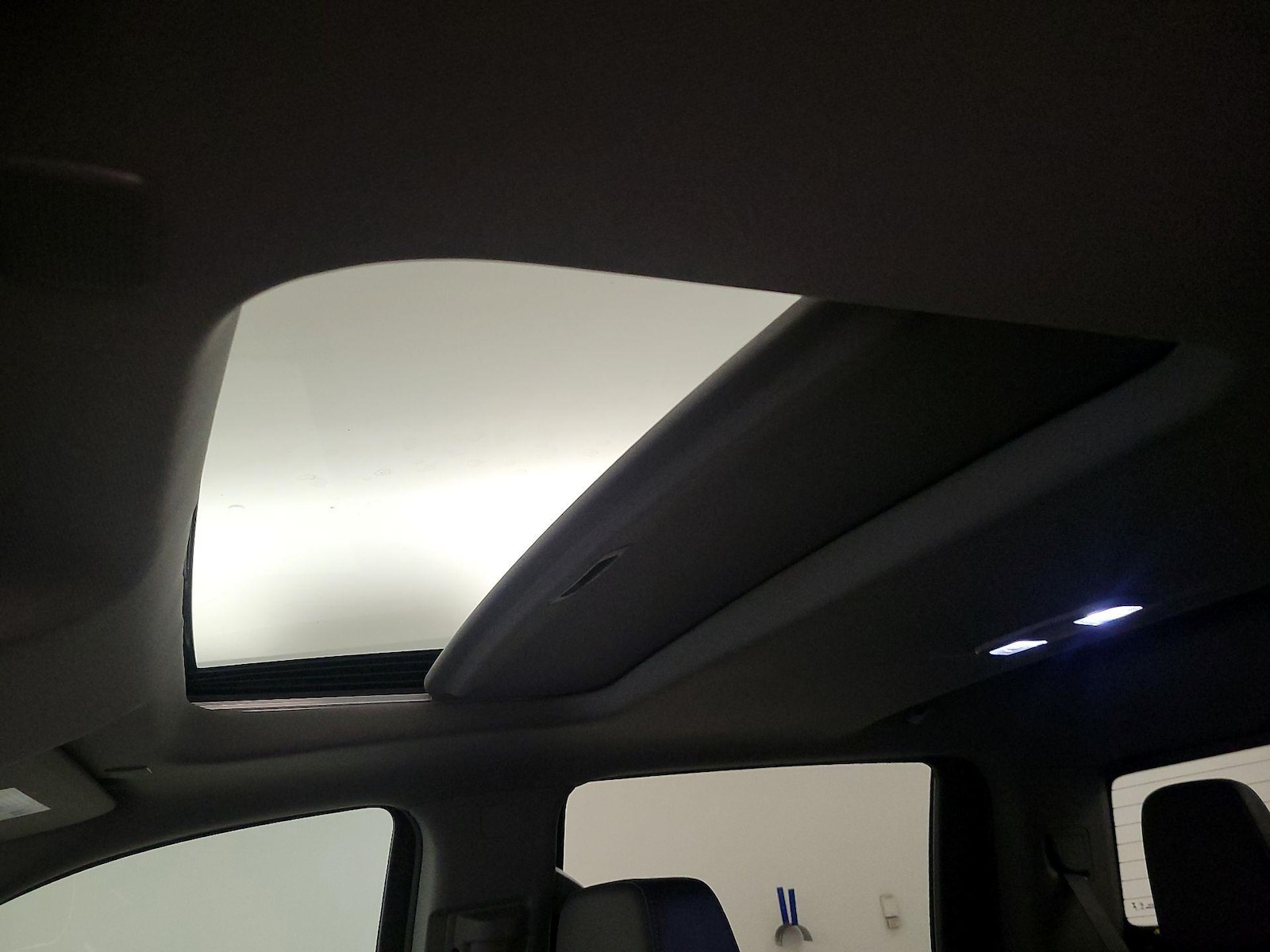 Sunroof(s) & Overhead Airbags