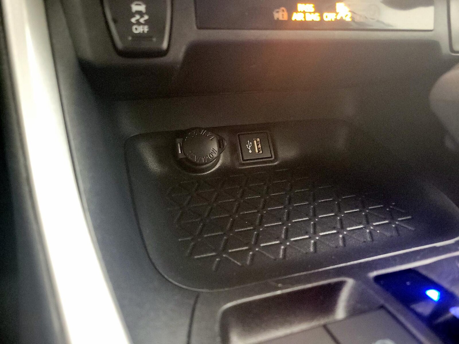 2024 Toyota RAV4 LE - Photo 19