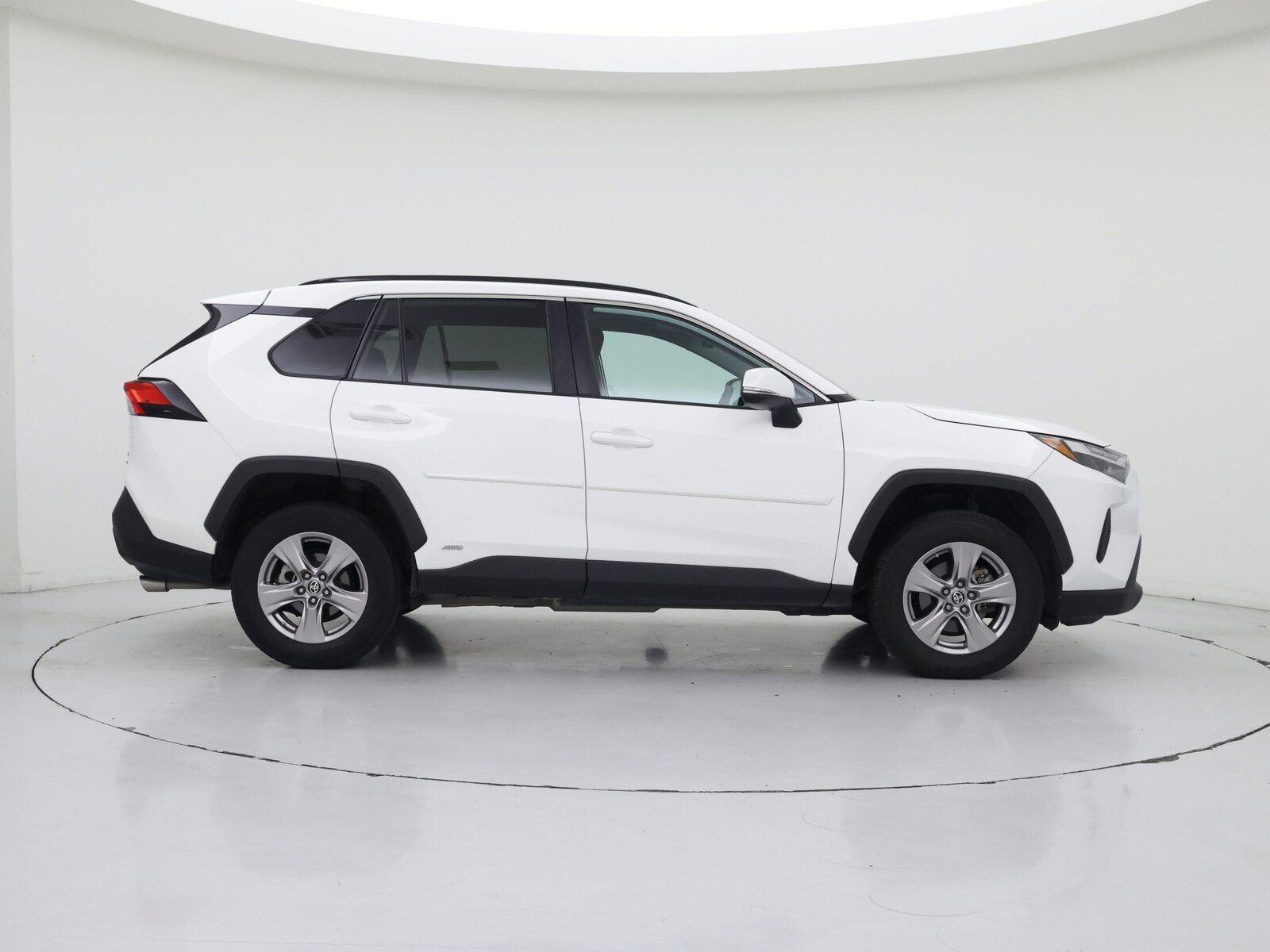 2024 Toyota RAV4 LE - Photo 8