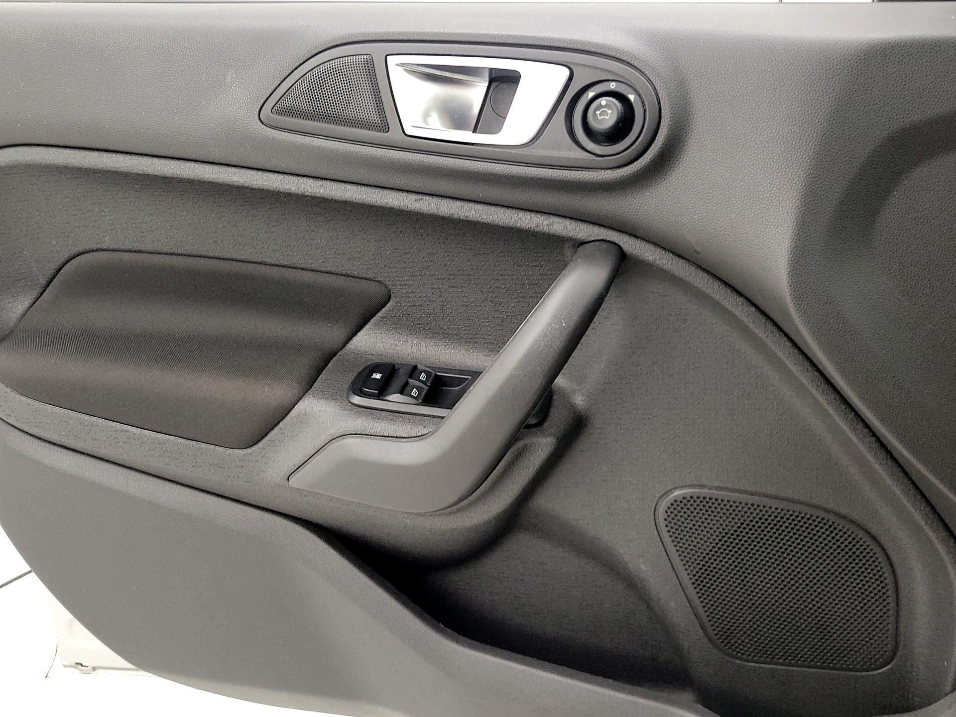Thumbnail: 2016 Ford Fiesta - 12