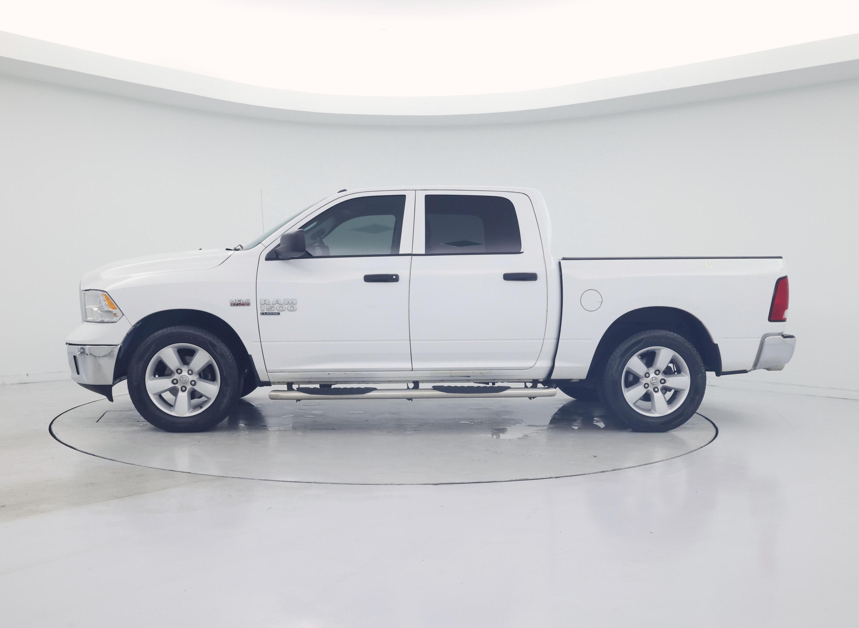 Thumbnail: 2020 RAM 1500 Classic - 3