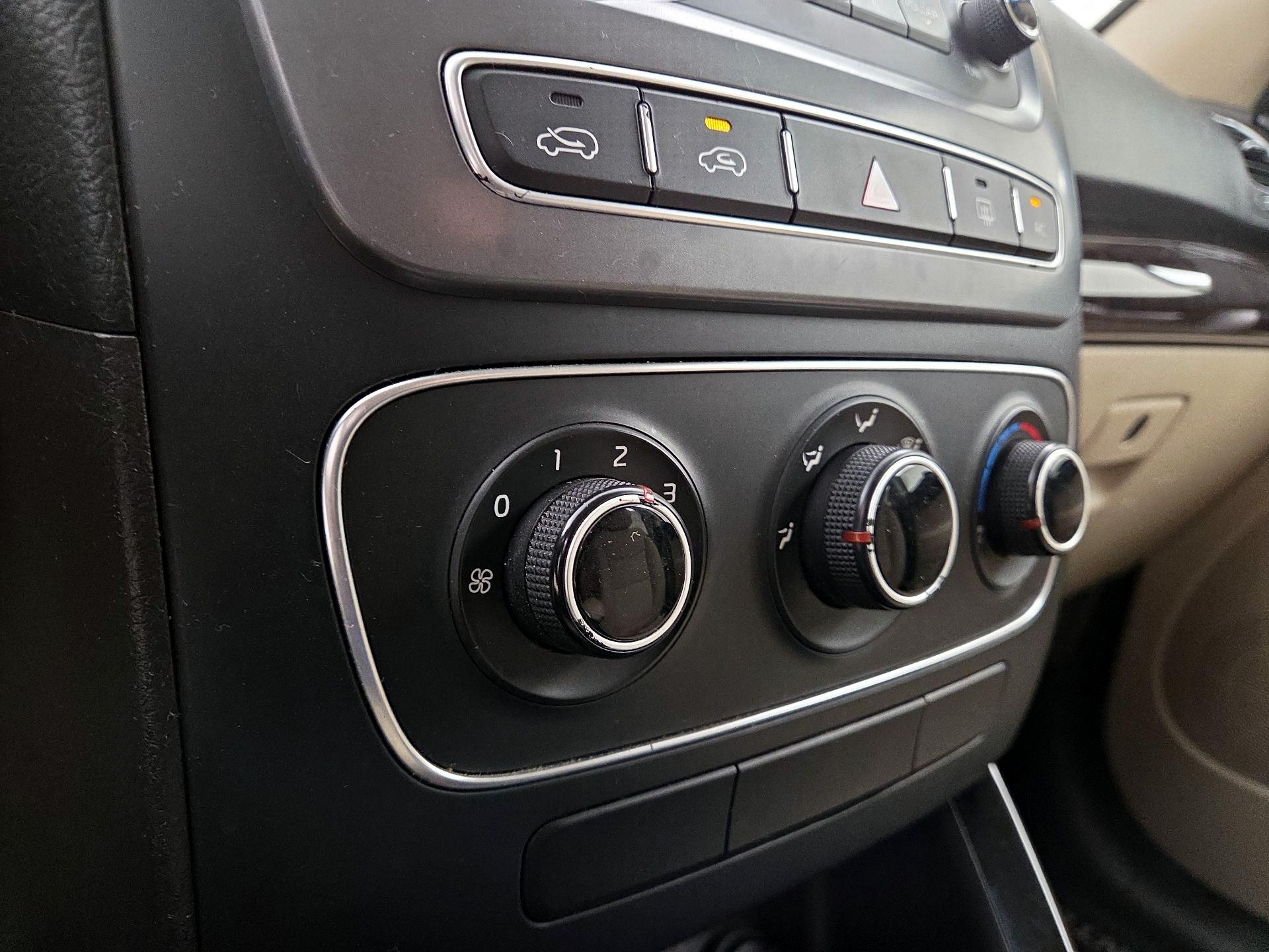 Thumbnail: 2014 Kia Sorento - 15