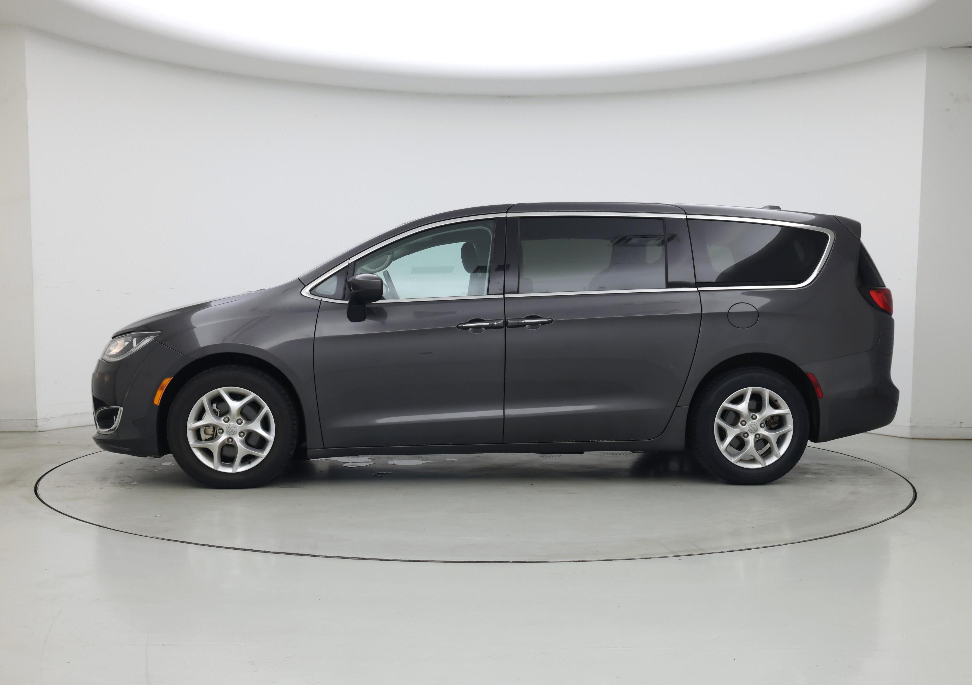 Thumbnail: 2017 Chrysler Pacifica - 3