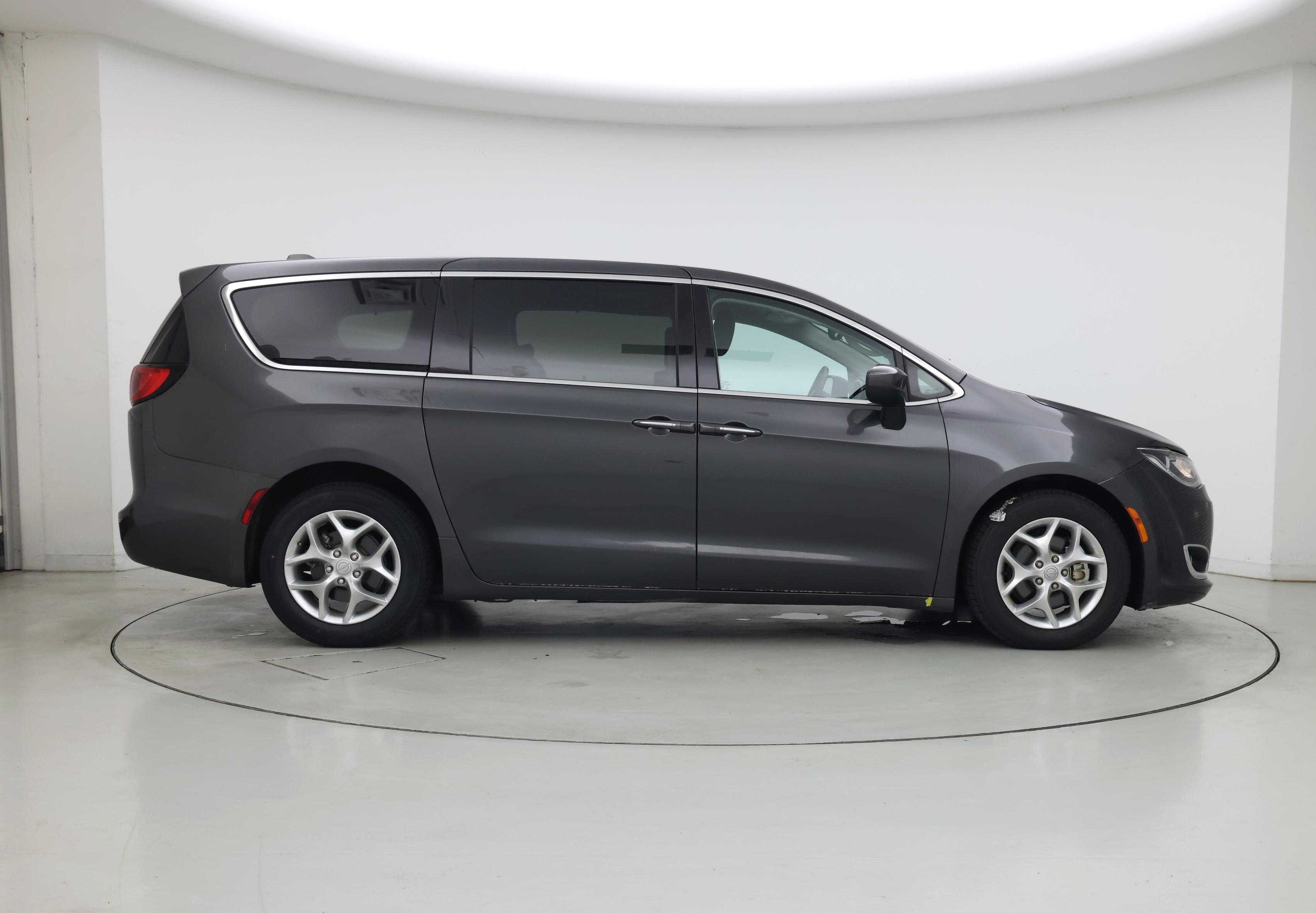 Thumbnail: 2017 Chrysler Pacifica - 7