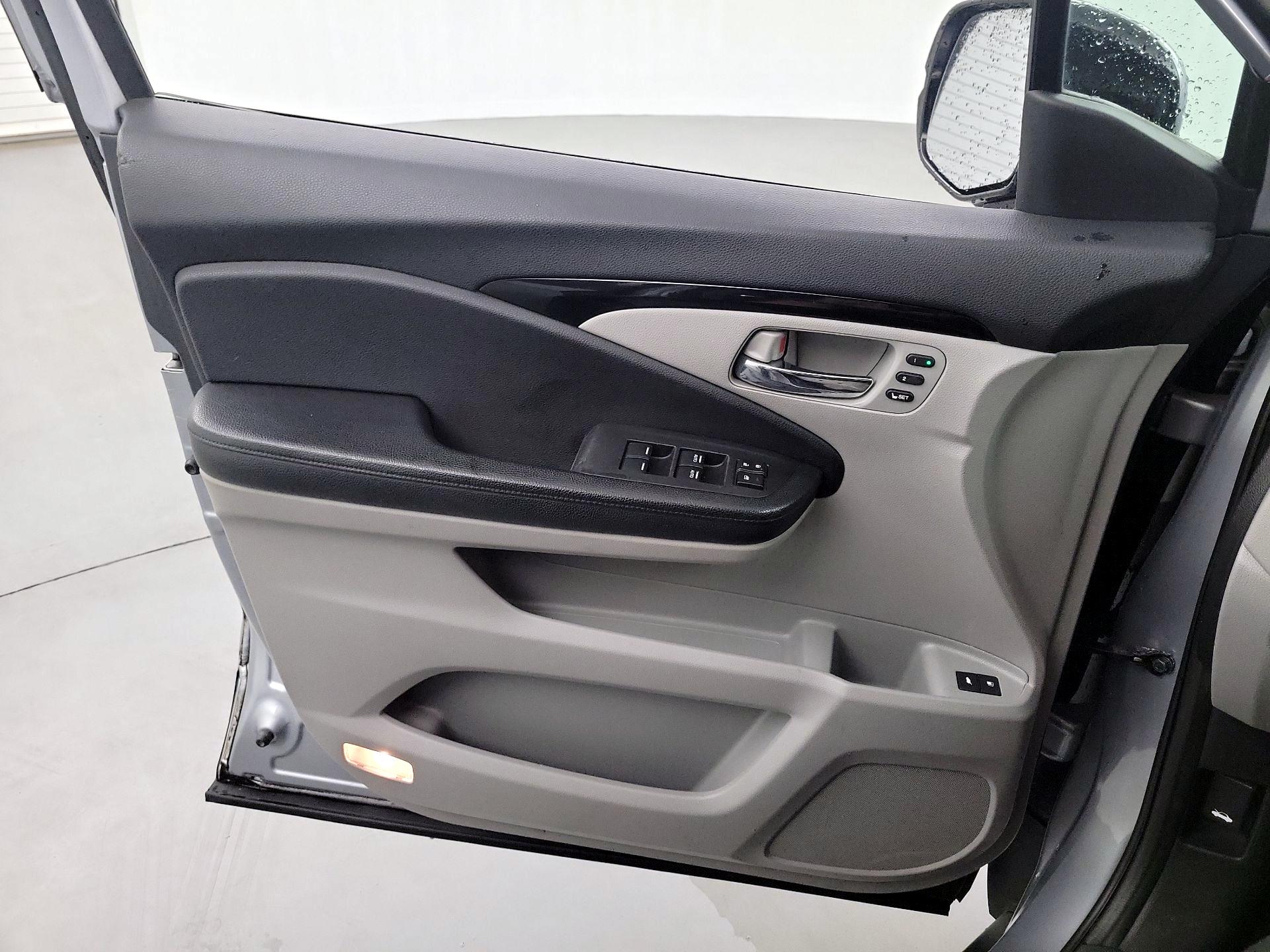 Thumbnail: 2017 Honda Pilot - 12