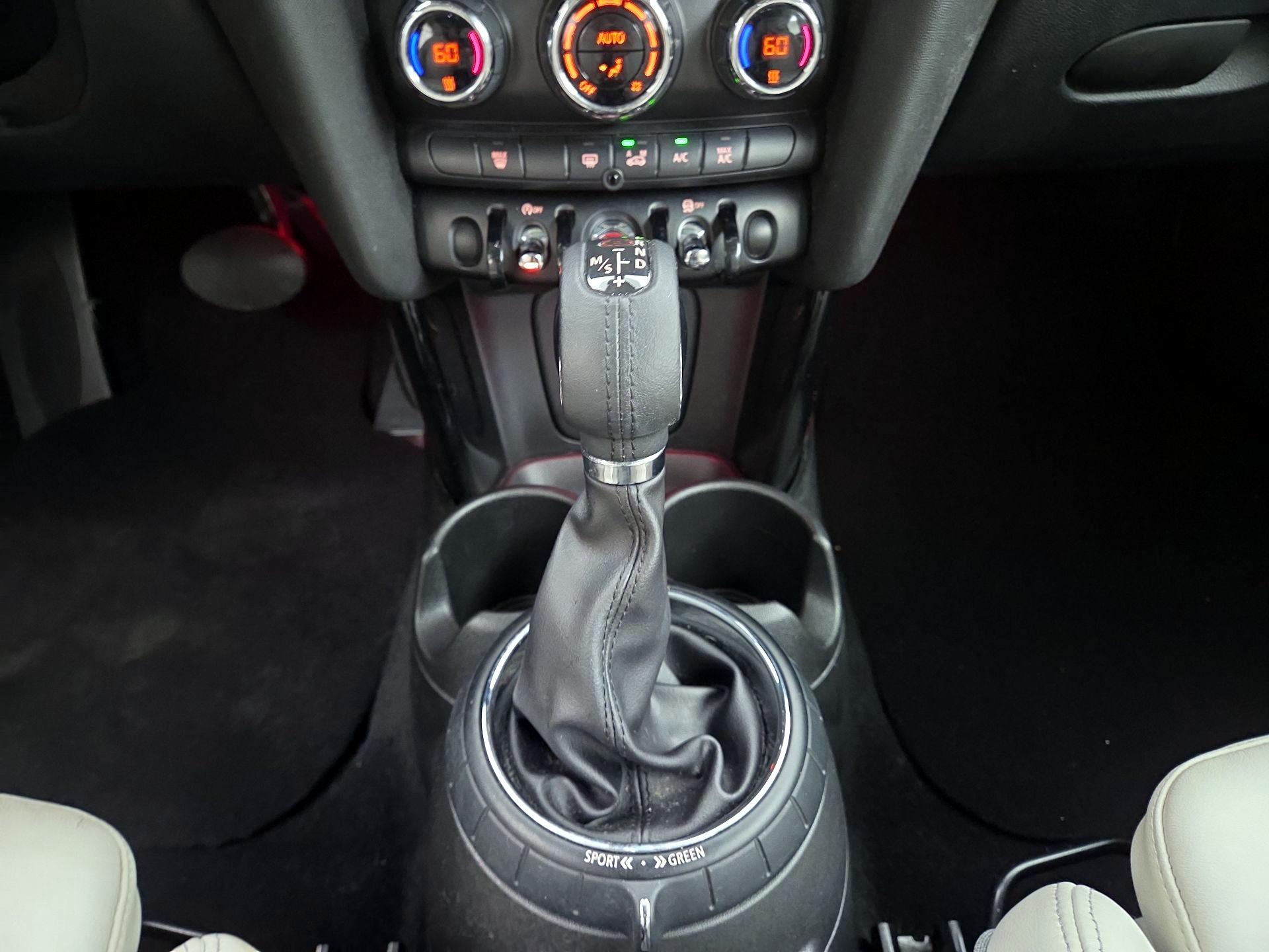 Thumbnail: 2015 MINI Cooper Hardtop - 16