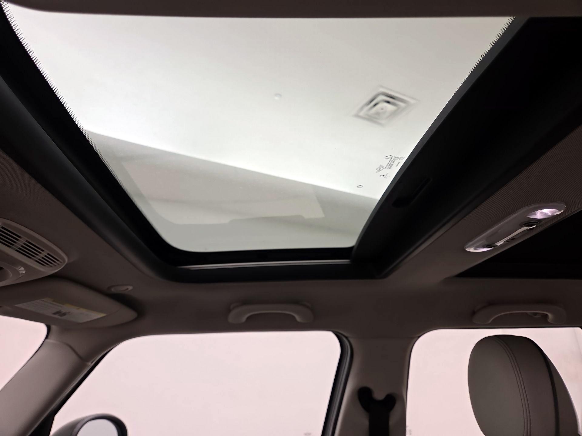 Thumbnail: 2015 MINI Cooper Hardtop - 18