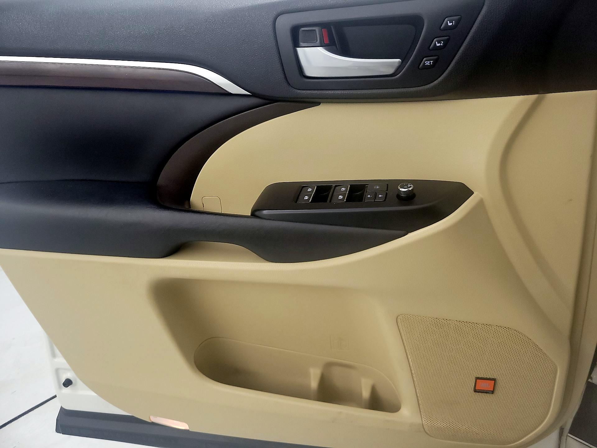 Thumbnail: 2015 Toyota Highlander - 12