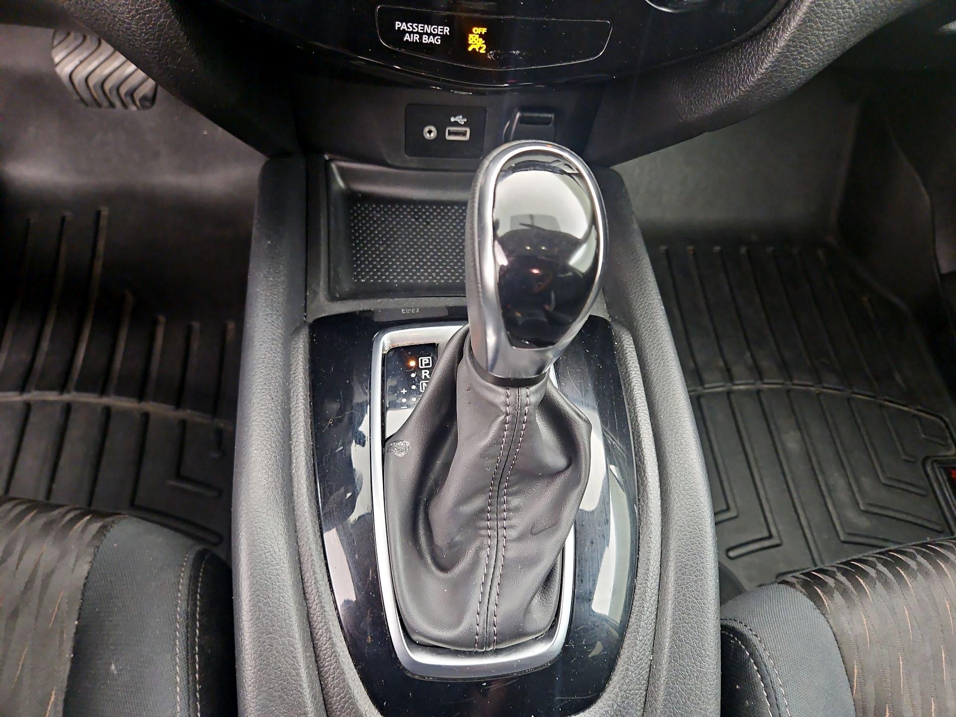 Thumbnail: 2018 Nissan Rogue - 16