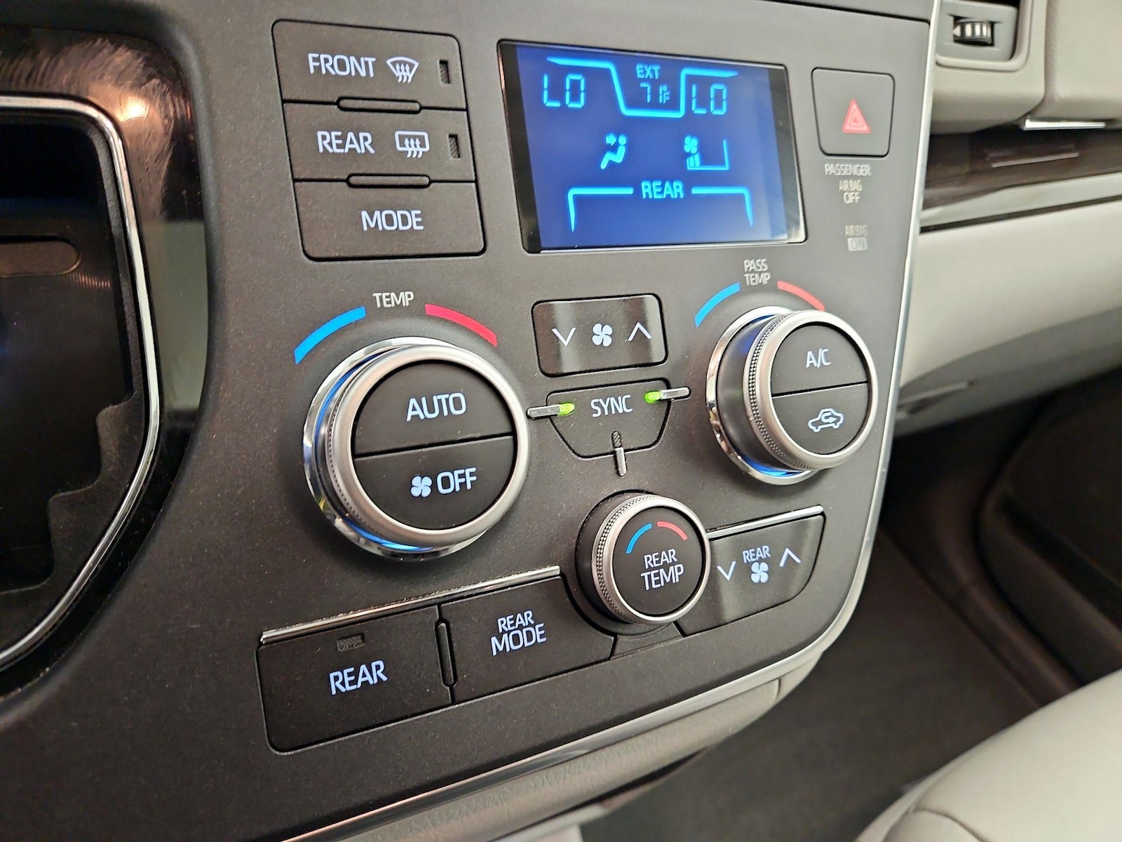 2019 Toyota Sienna XLE - Photo 18