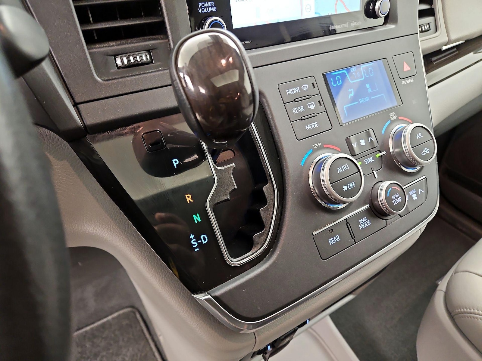 2019 Toyota Sienna XLE - Photo 19