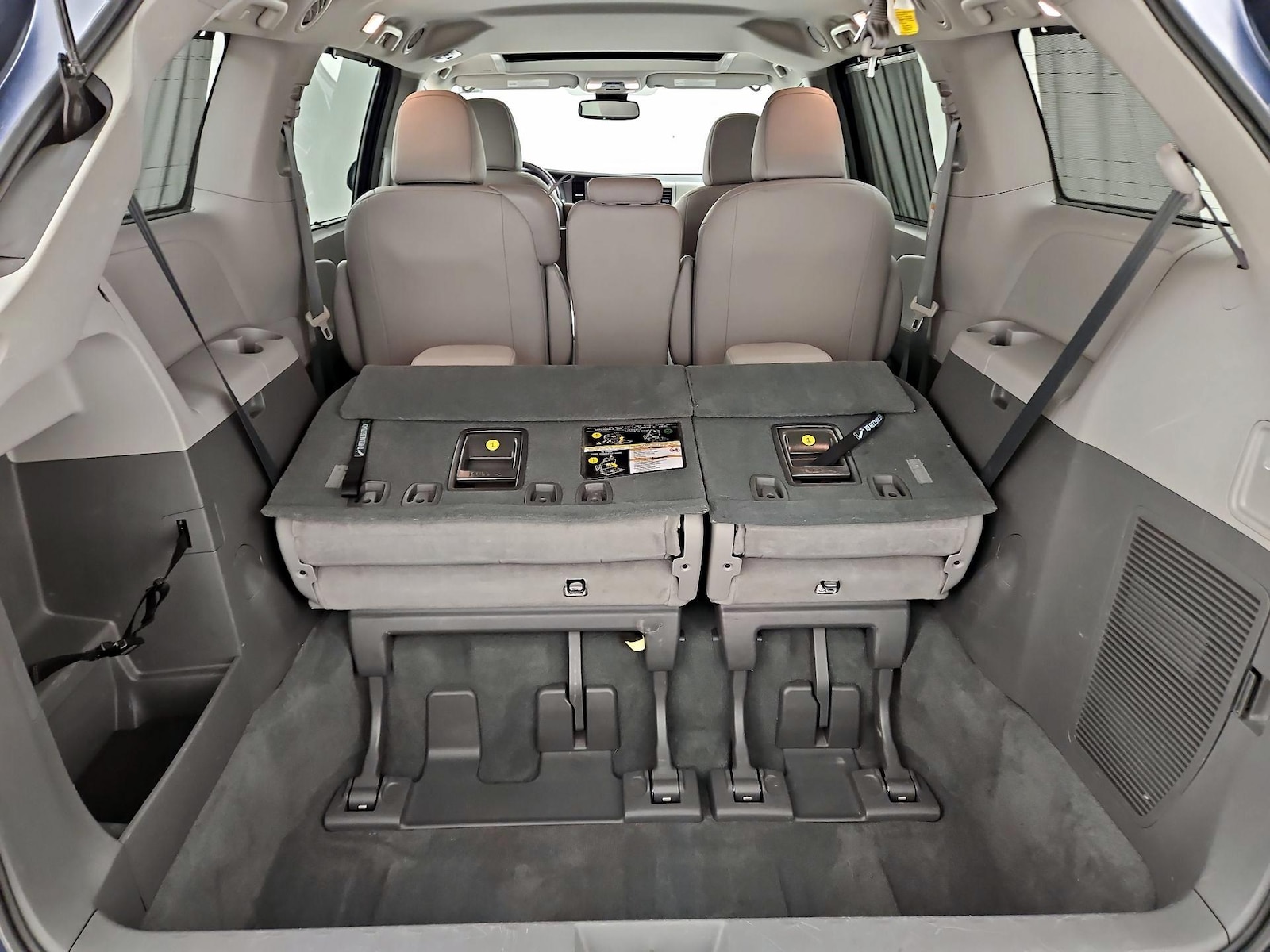 2019 Toyota Sienna XLE - Photo 25