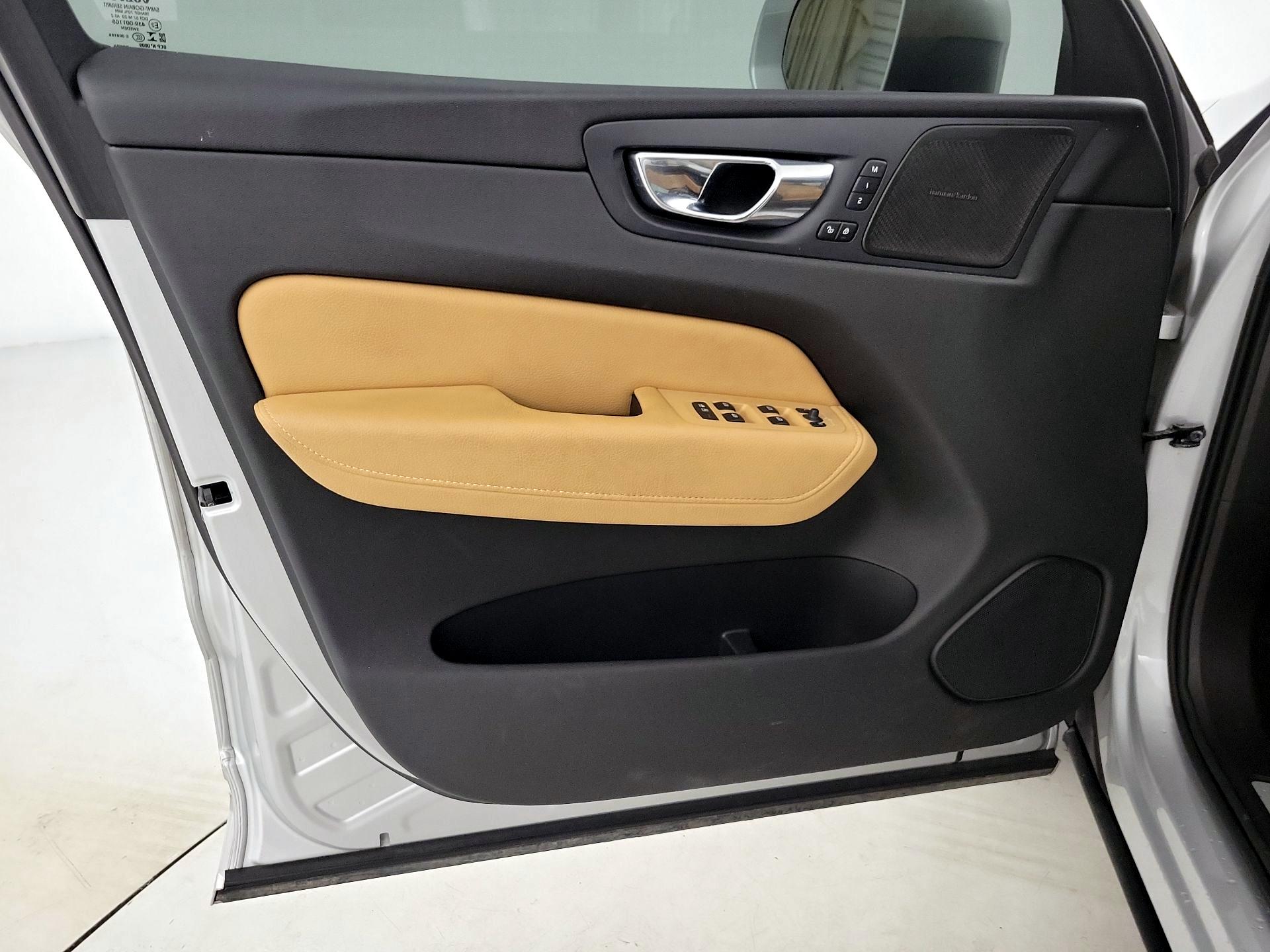 Thumbnail: 2020 Volvo XC60 - 12