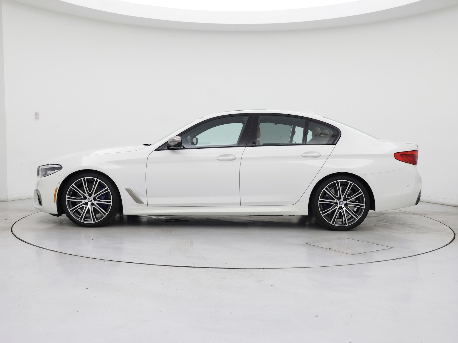2020 BMW 5 Series M550i - Photo 4